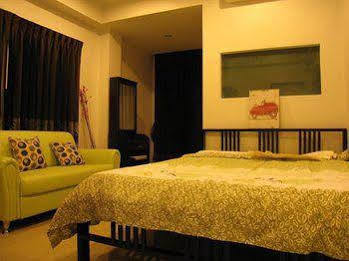 Centana Apartment Bangkok Exteriör bild